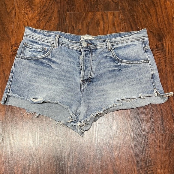 Free People Pants - FREE PEOPLE distressed denim short shorts! Size 30 Great summer staple